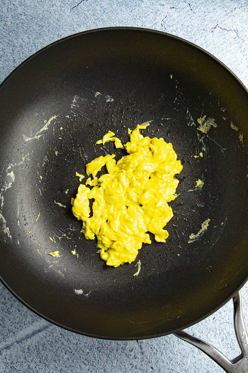Cooking scrambled eggs in a hot pan