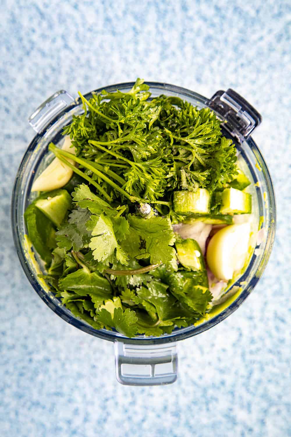 Processing the guasacaca ingredients in a food processor, before processing