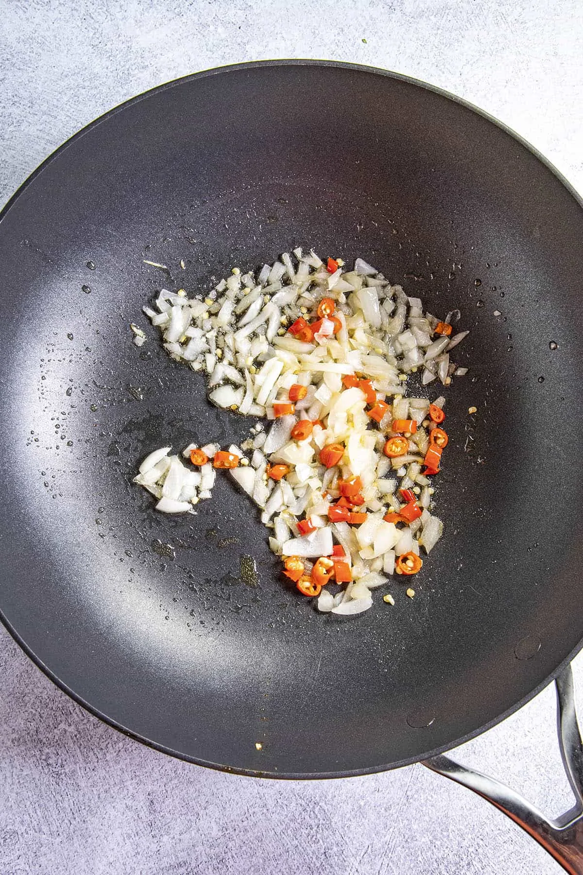 Cooking onion and peppers in the pan to make drunken noodles