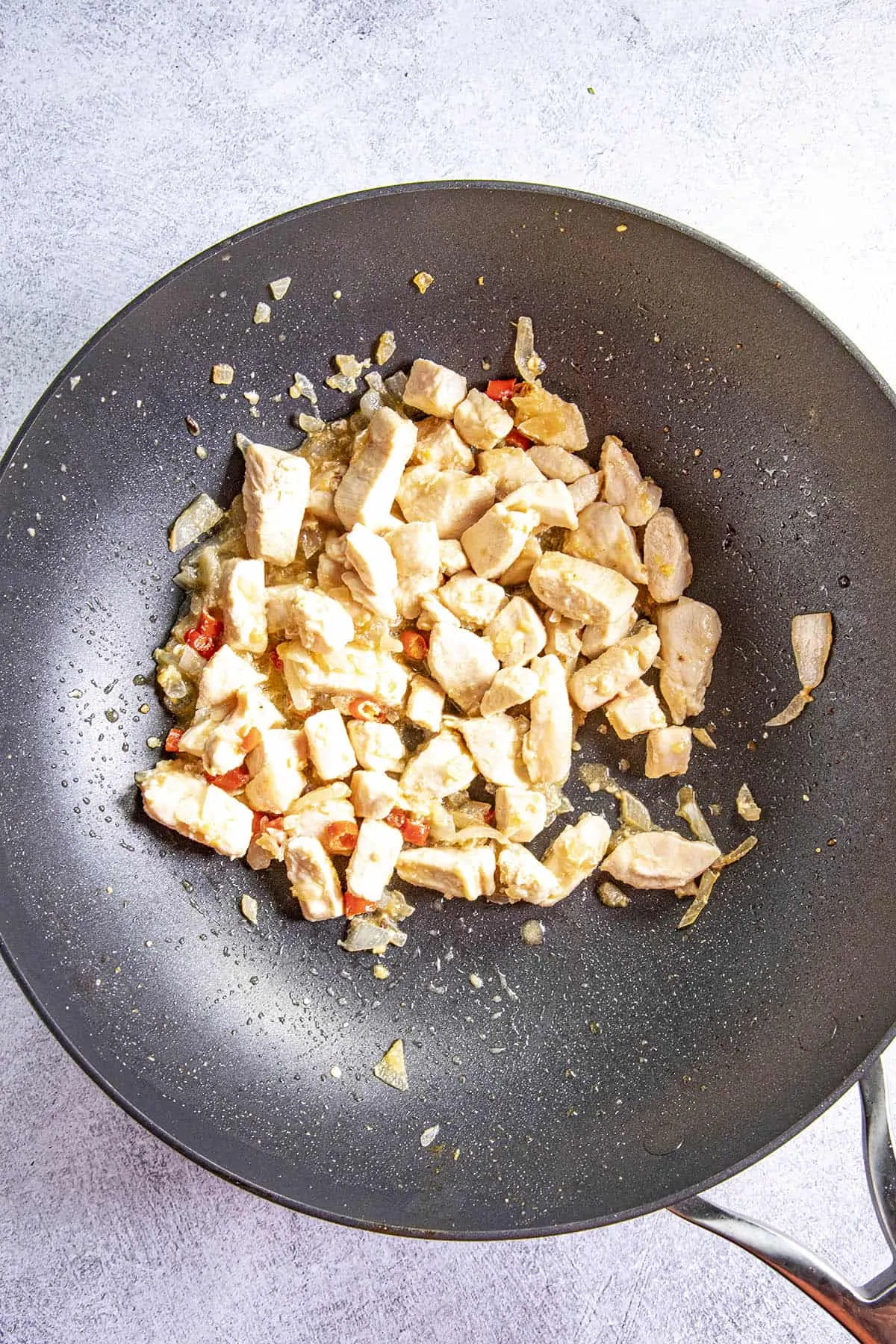 Cooking chicken in the pan to make drunken noodles