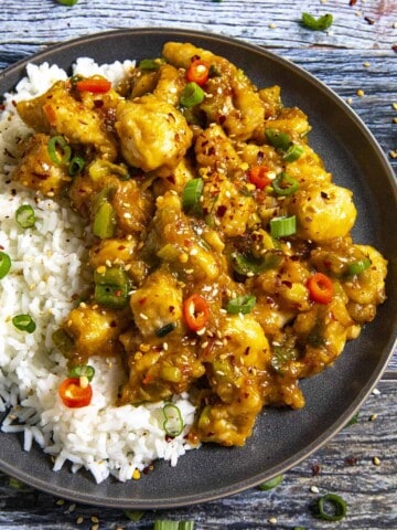 General Tsos Chicken served on a big skillet.