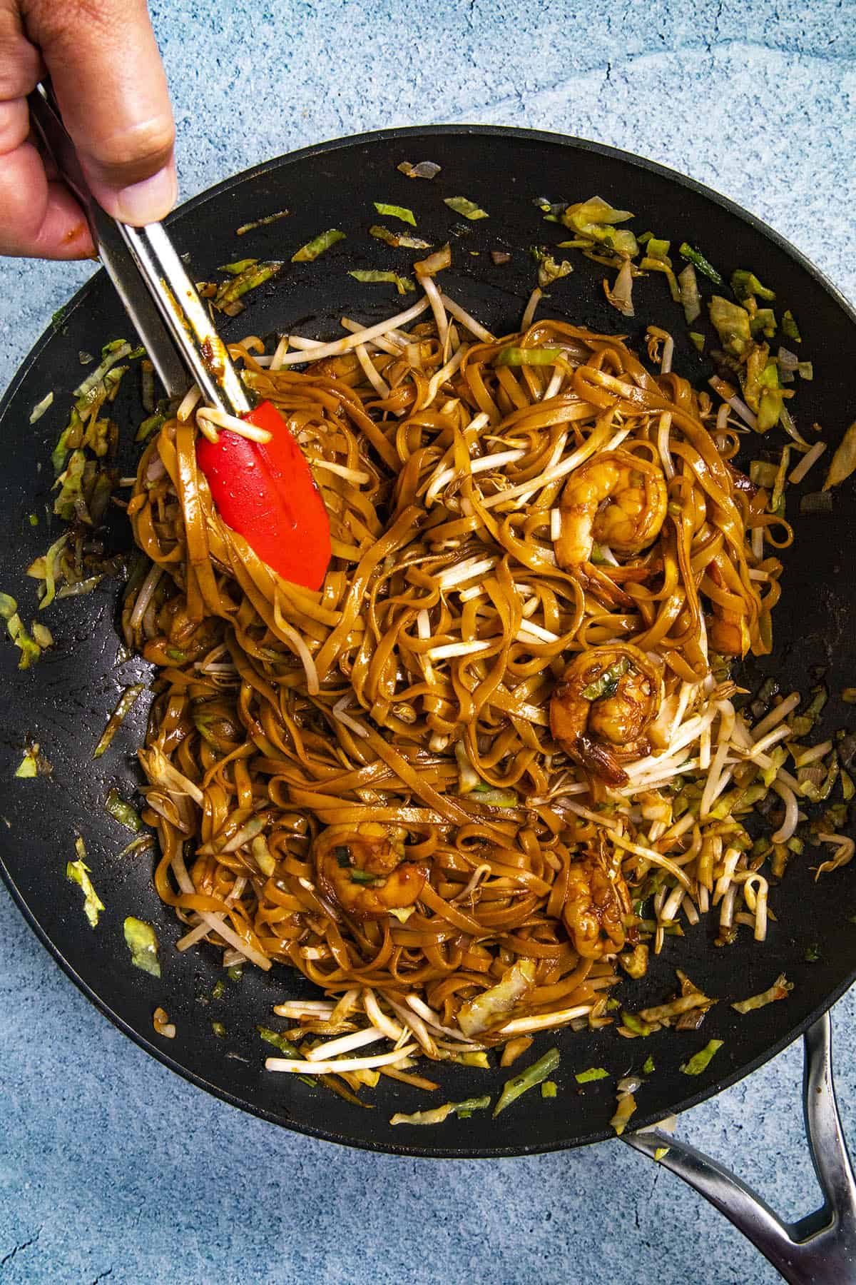 Stirring the sauce into the Mie Goreng