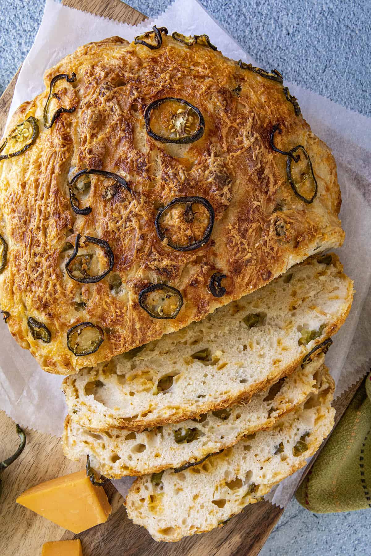 Sliced Jalapeno Cheddar Dutch oven bread