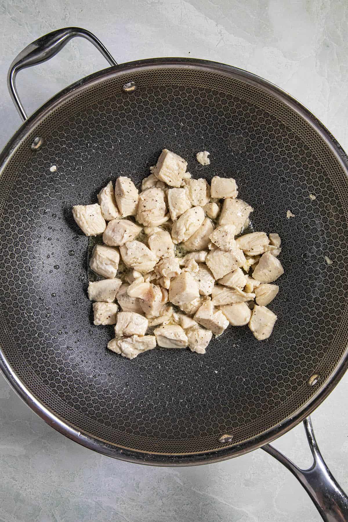 Stir frying chicken to make yaki udon