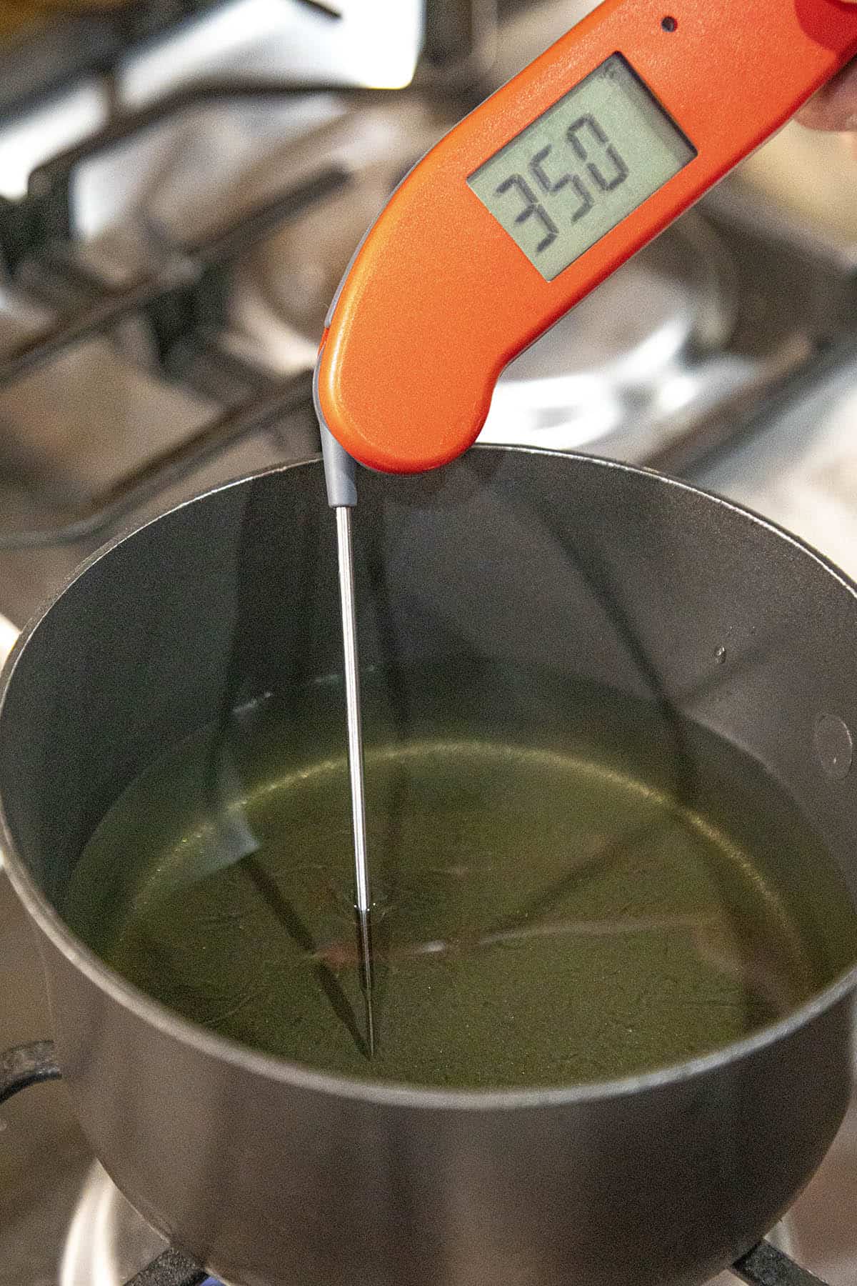 Measuring the oil temperature to make homemade chili oil