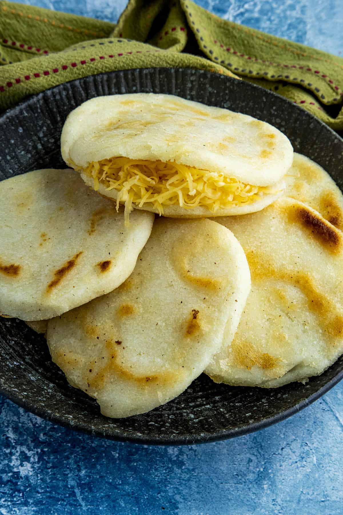 Arepas con queso, arepas stuffed with cheese