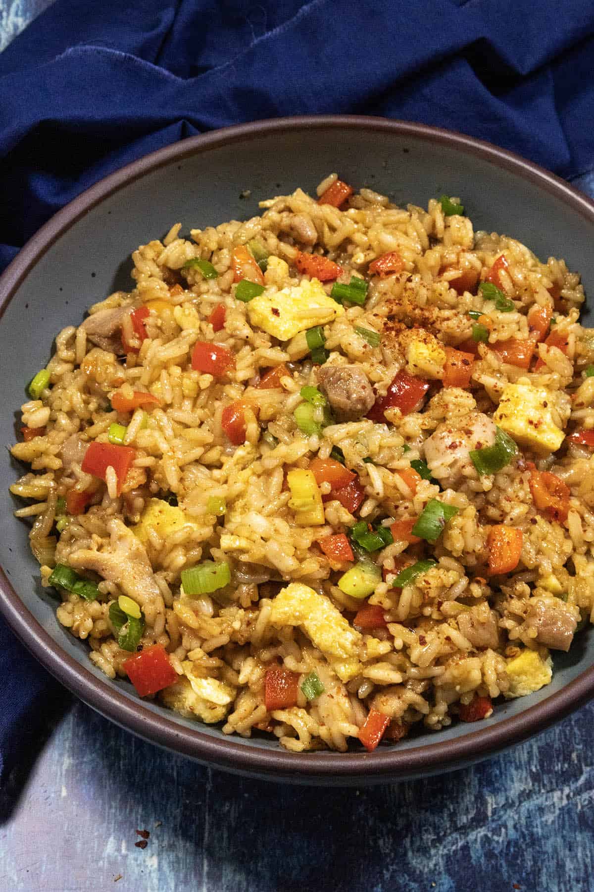 A large steaming bowl of freshly cooked Arroz Chaufa (Peruvian Fried Rice with Chicken), ready to be served